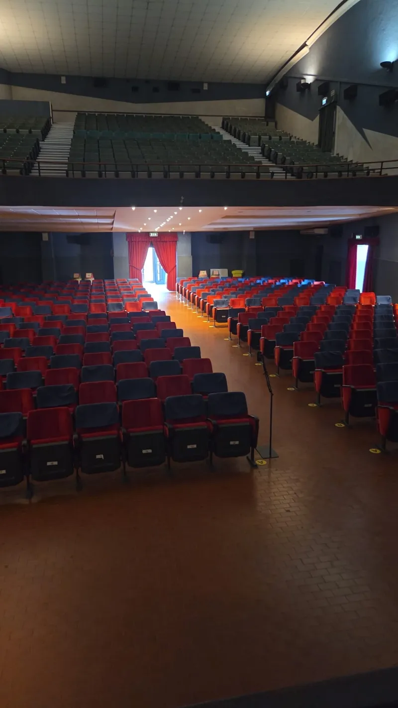 La sala vista dal palco, con platea e galleria